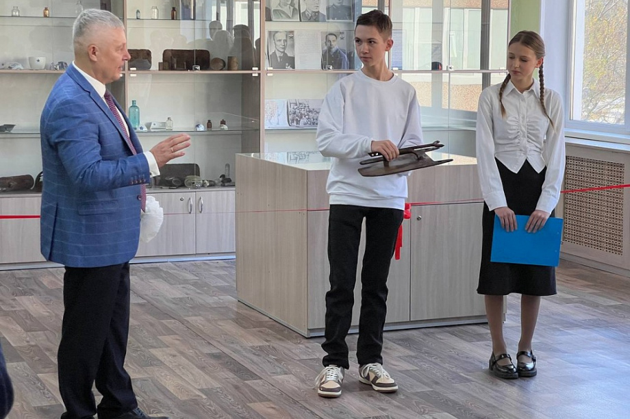 В средней школе №30 начал работу музей Курильского десанта. Фото: Дума ПКГО. Фотография 4
