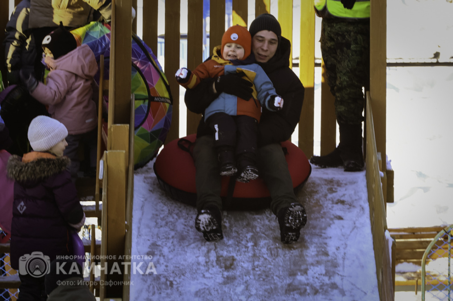 В Петропавловске-Камчатском продолжаются новогодние развлечения (фоторепортаж). Фото: «Камчатка Сегодня» \ Игорь Сафончик. Фотография 19