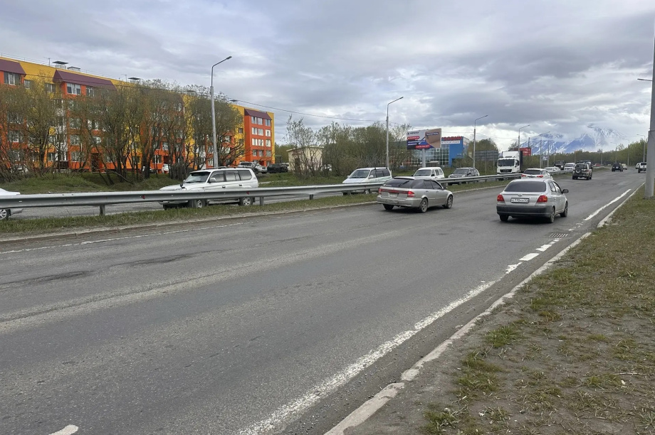 Солодов выехал на разбитую трассу в Петропавловске и поручил перебросить технику. kamgov.ru. Фотография 2