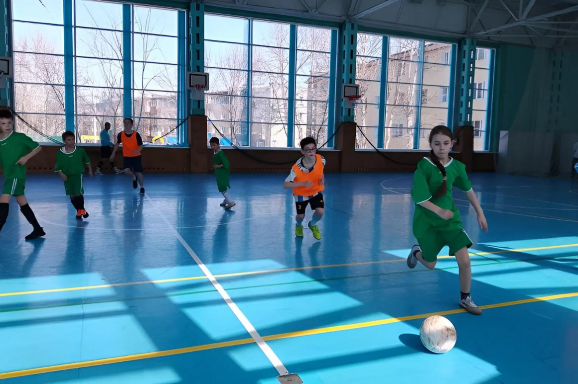 Соревнования детской футбольной лиги по мини-футболу начались на Камчатке. Фото: АЕМР. Фотография 1