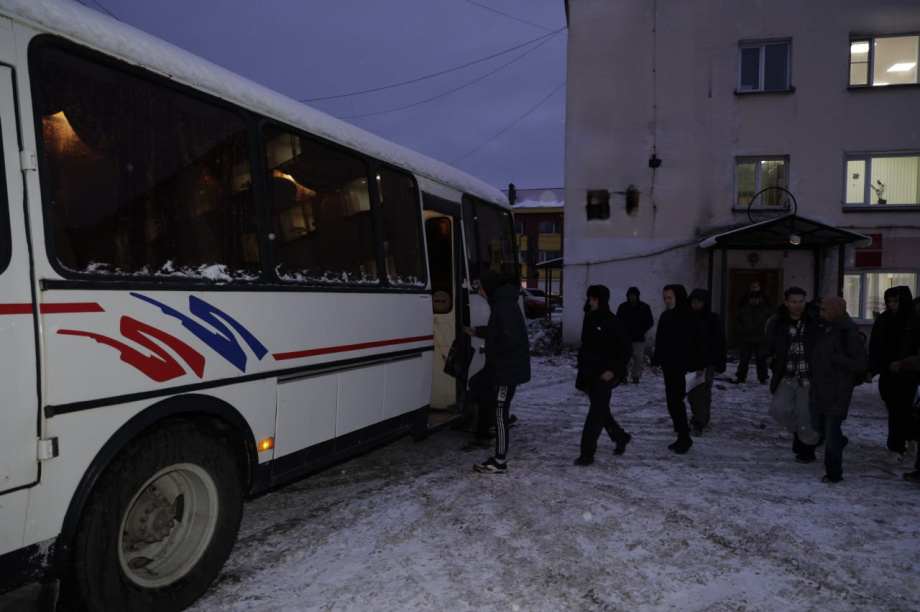 Пятнадцать елизовчан отправились на службу в армию. Фото: Администрация ЕМР. Фотография 4