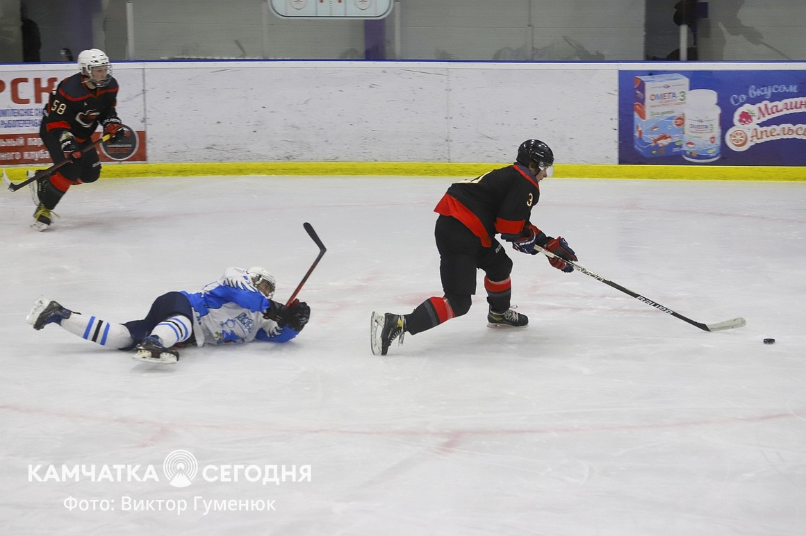 Чемпионат по хоккею среди взрослых команд стартовал на Камчатке. Фото: Виктор Гуменюк\ИА "Камчатка". Фотография 22