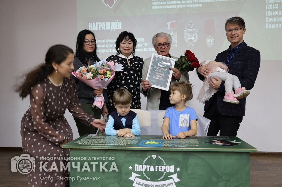 «Парту Героя» открыли сегодня в школе Петропавловска. фото: Виктор Гуменюк. Фотография 30