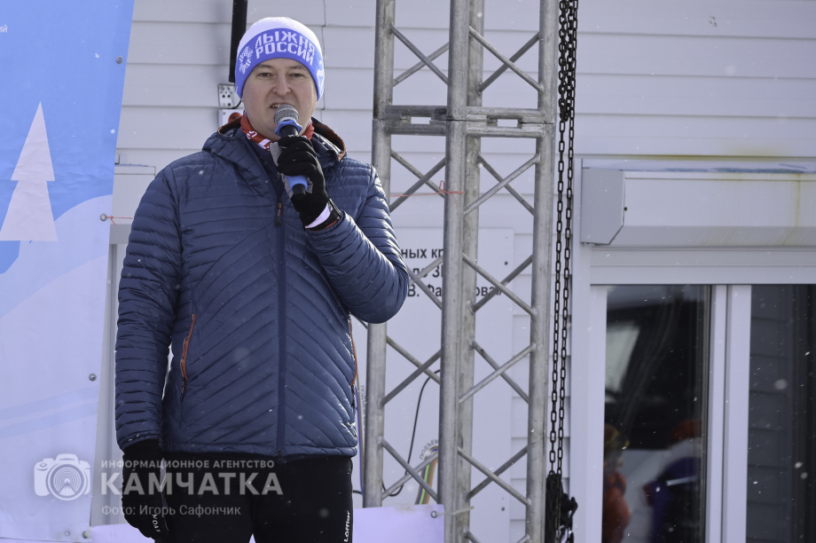 Лыжня России 2026 на Камчатке: полторы тысячи участников объединились на старте. Фото: «Камчатка Сегодня» \ Игорь Сафончик. Фотография 5
