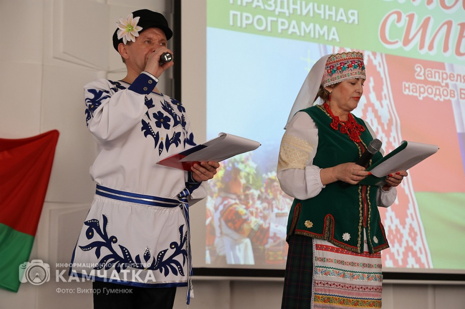 Праздничная программа «Единством сильны!» (фоторепортаж из библиотеки им. С.П. Крашенинникова). Фото: ИА «Камчатка» \ Виктор Гуменюк. Фотография 2