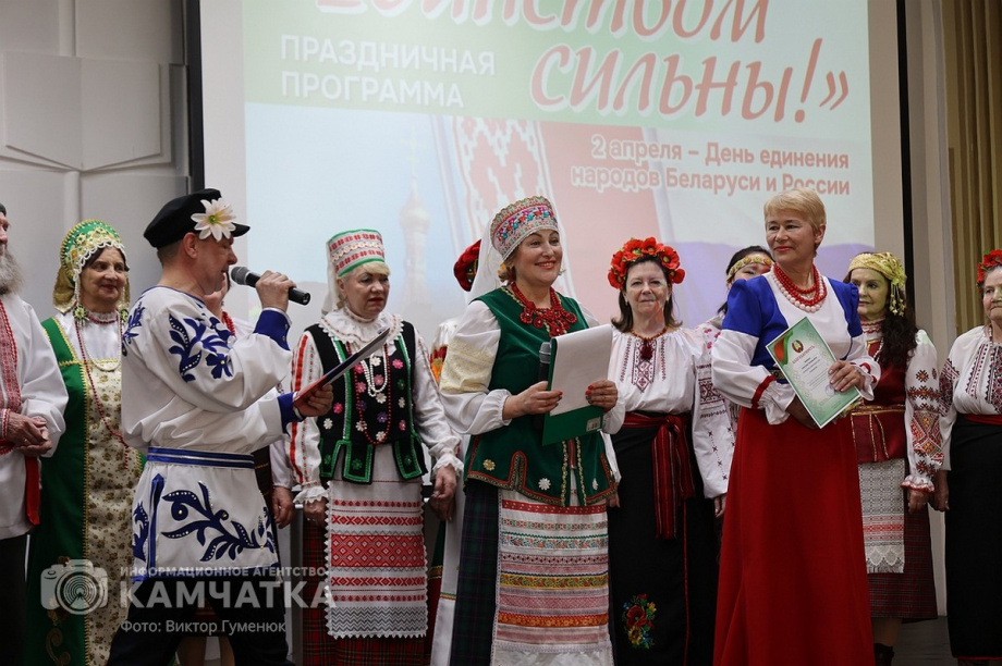 Праздничная программа «Единством сильны!» (фоторепортаж из библиотеки им. С.П. Крашенинникова). Фото: ИА «Камчатка» \ Виктор Гуменюк. Фотография 55