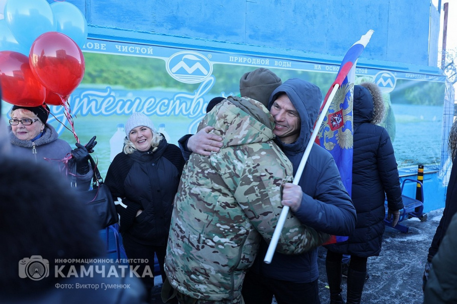 Это радость со слезами на глазах — самолёт с мобилизованными бойцами СВО прилетел на Камчатку. Фото: Виктор Гуменюк . Фотография 31