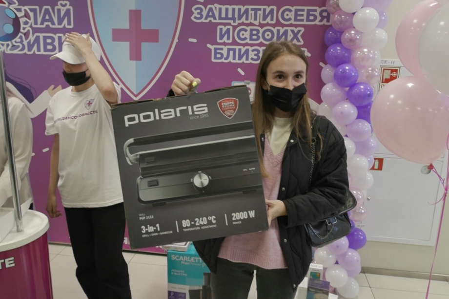 Победители акции «Победим COVID вместе» получили призы. Фото: правительство Камчатского края. Фотография 1