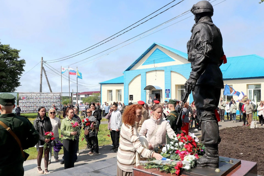 На Камчатке в Усть-Большерецке открыт памятник героям специальной военной операции. kamgov.ru