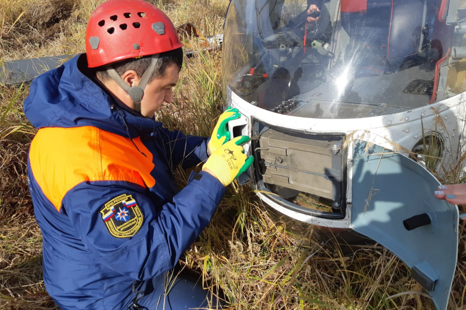 Спасатели прибыли на место жесткой посадки вертолета на Камчатке. Фото: ГУ МЧС России по Камчатскому краю. Фотография 5