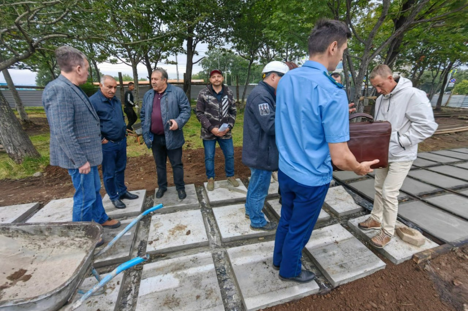 Детскую площадку обустраивают в сквере Строителей в Петропавловске. Фото: kamgov.ru. Фотография 6