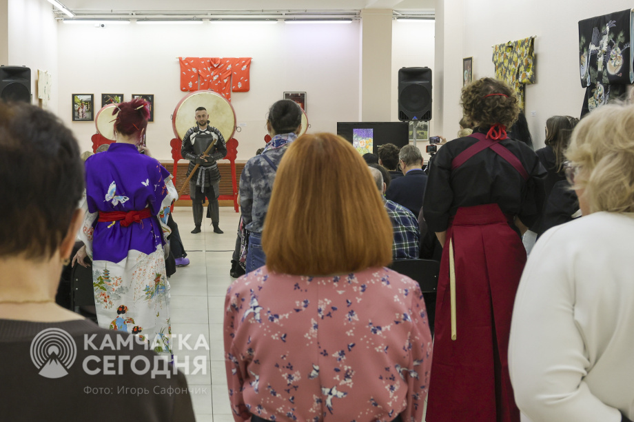 В Камчатском художественном музее открылась выставка о Японии. Фото: «Камчатка Сегодня»/Игорь Сафончик. Фотография 27