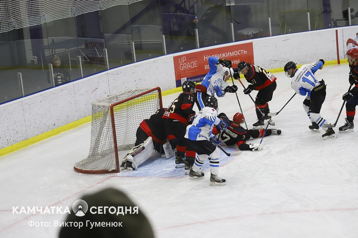 Чемпионат по хоккею среди взрослых команд стартовал на Камчатке. Фото: Виктор Гуменюк\ИА "Камчатка". Фотография 17