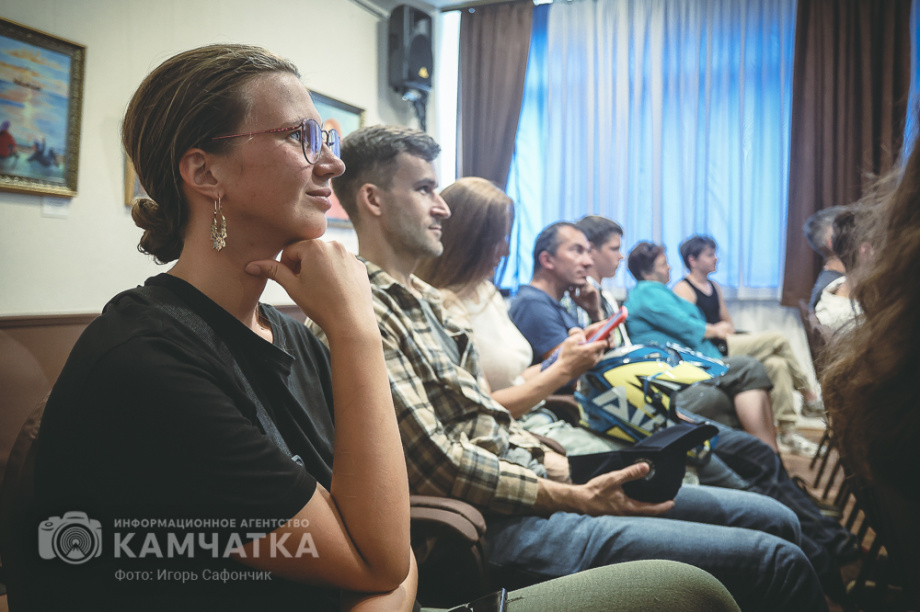 Российский мотопутешественник представил на Камчатке премьеру своего фильма о Командорах. Фото: «Камчатка Сегодня» \ Игорь Сафончик+. Фотография 27