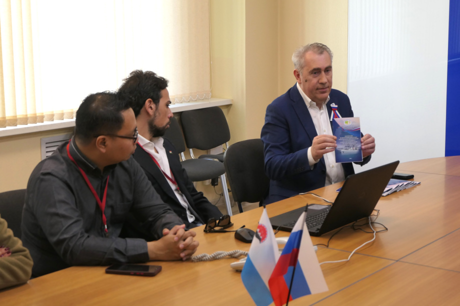 Руководители избиркома Камчатки встретились с международными наблюдателями: открытость и контроль на выборах. ИА «Камчатка» / Кирилл Маренин. Фотография 3