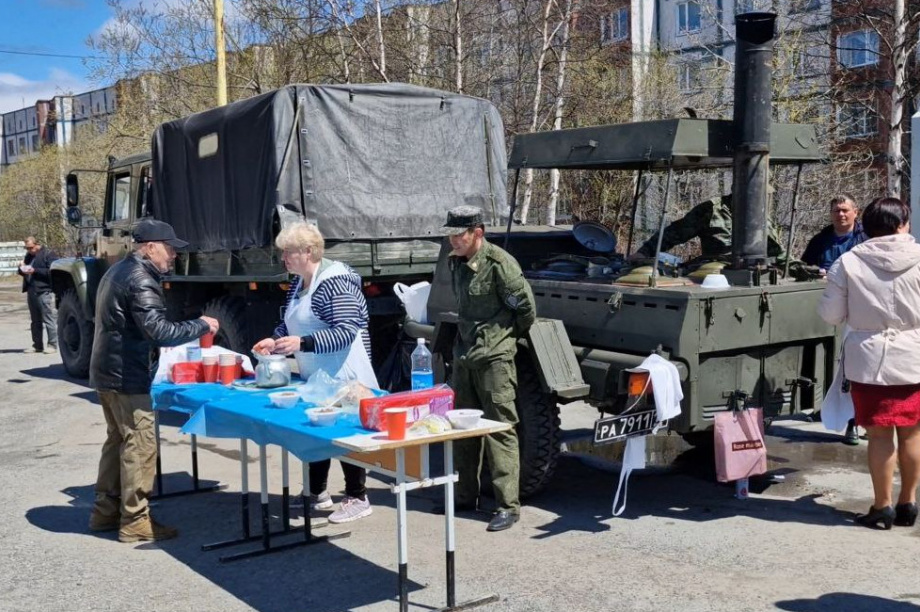 День Пограничника на Камчатке воины отметили построением на площади Дзержинского.  Фото: ПУ ФСБ РФ по Арктическому району. Фотография 5