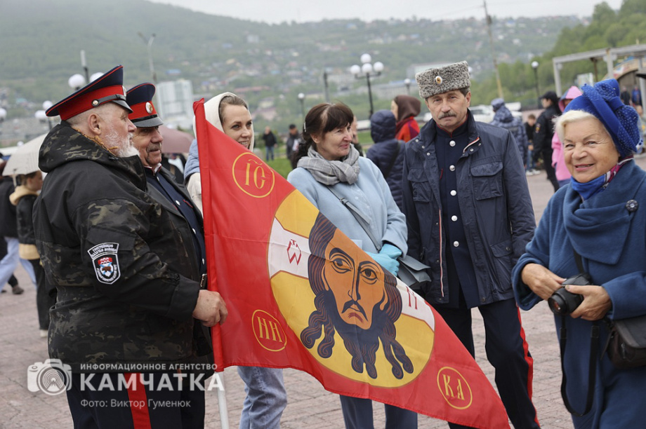 День России отметили на Камчатке многонационально, с митингом, концертом и детскими забавами. . Фотография 4