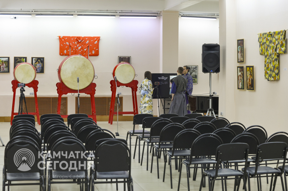 В Камчатском художественном музее открылась выставка о Японии. Фото: «Камчатка Сегодня»/Игорь Сафончик. Фотография 6