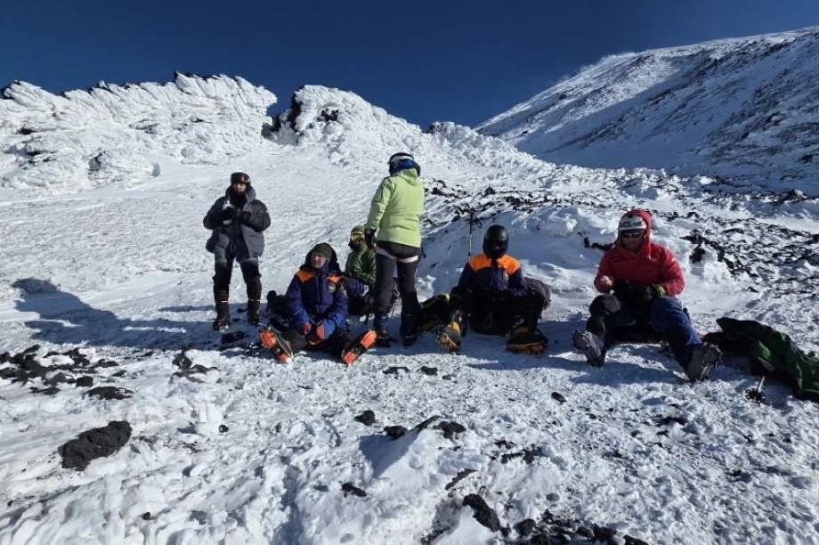 Спасатели МЧС водрузили флаг на вершине Ключевской Сопки на Камчатке. Фото: ГУ МЧС России по Камчатскому краю. Фотография 4