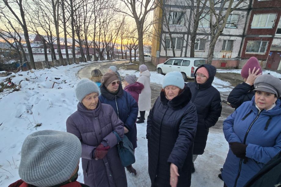 Депутаты краевого парламента объяснили жителям ситуацию с земляными работами на улице Ленинградская. Фото: Законодательное собрание Камчатского края