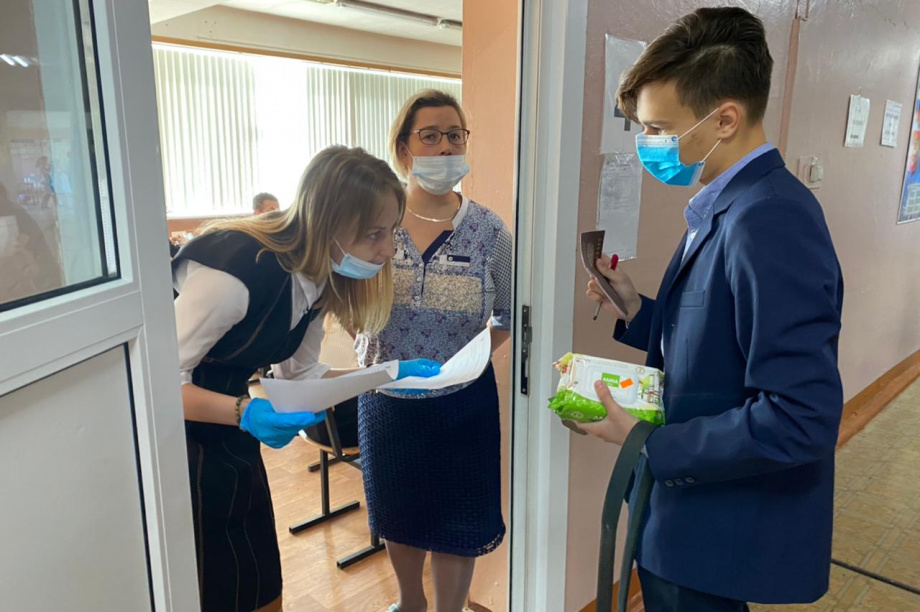 Камчатские выпускники сдают ЕГЭ по обществознанию . Фото: kamgov.ru. Фотография 3