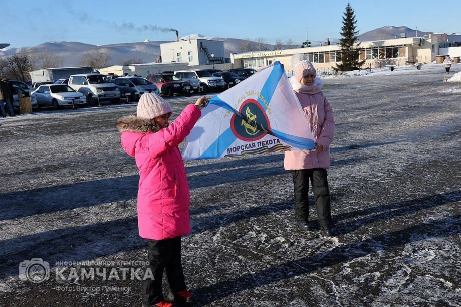 Это радость со слезами на глазах — самолёт с мобилизованными бойцами СВО прилетел на Камчатку. Фото: Виктор Гуменюк . Фотография 6
