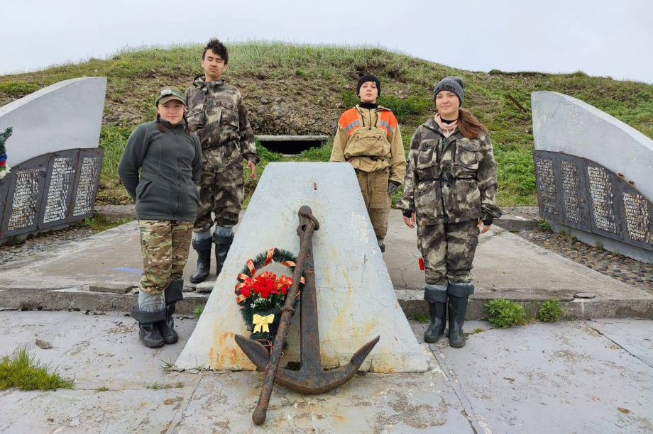 Жетон японского солдата и часы обнаружили камчатские поисковики на острове Шумшу. Фото: Андрей Ульянов. Фотография 2