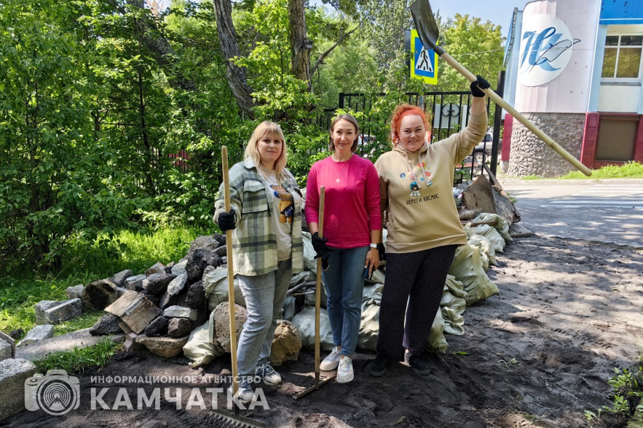 Молодежный субботник прошел в детском парке Петропавловска. фото: ИА "Камчатка". Фотография 2