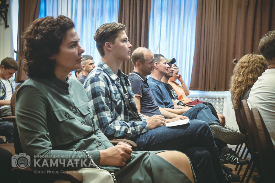 Российский мотопутешественник представил на Камчатке премьеру своего фильма о Командорах. Фото: «Камчатка Сегодня» \ Игорь Сафончик+. Фотография 23