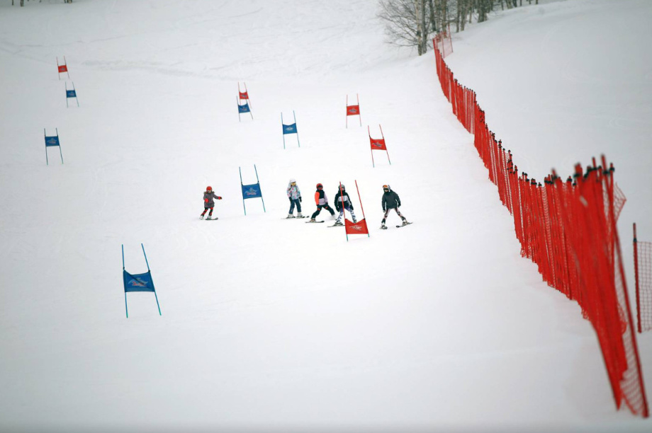 Валерий Калашников помогает камчатским горнолыжникам побеждать. Фото: Заксобрание Камчатского края. Фотография 8