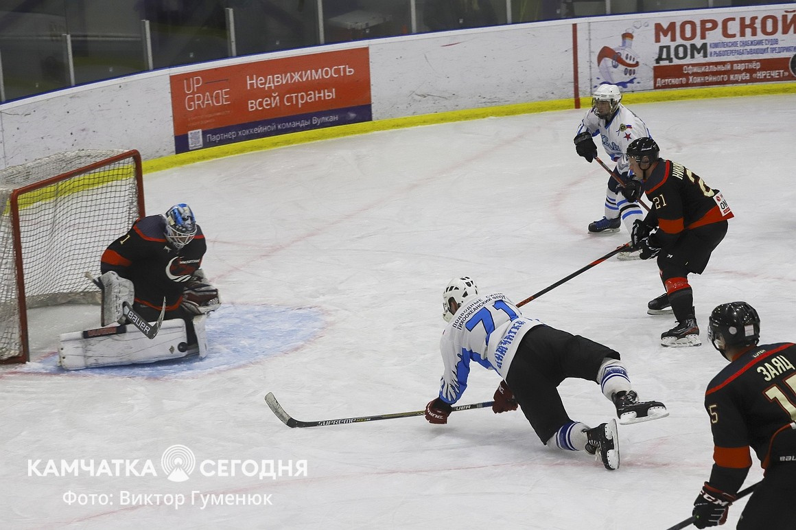 Чемпионат по хоккею среди взрослых команд стартовал на Камчатке. Фото: Виктор Гуменюк\ИА "Камчатка". Фотография 35