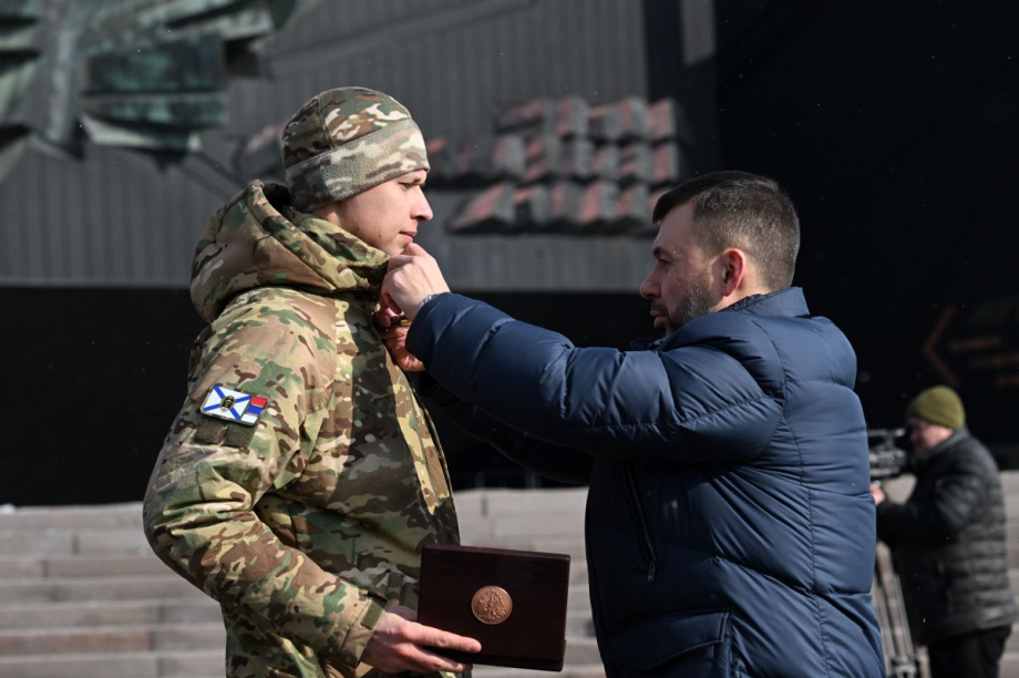 Камчатским бойцам 40-й отдельной гвардейской бригады морской пехоты вручены высшие награды за мужество и героизм. . Фотография 1