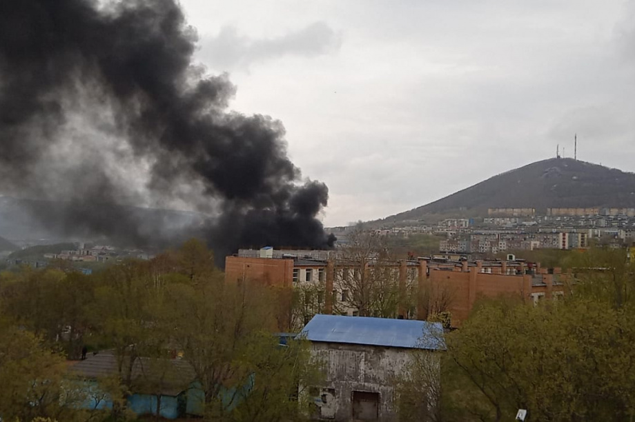 В Петропавловске горит строящееся здание школы № 33. Фото: информационное агентство "Камчатка", WhatsApp. Фотография 4
