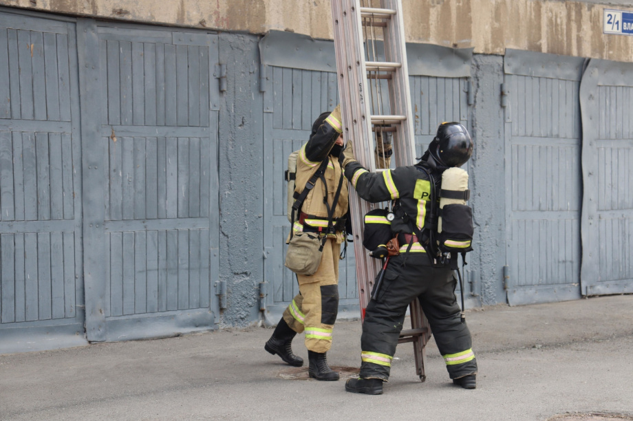 Пожарные на Камчатке провели учения в здании Росгвардии. Фото: ГУ МЧС России по Камчатскому краю . Фотография 4