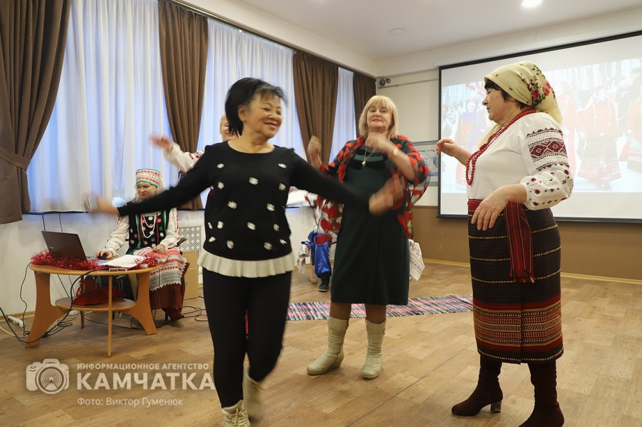 Святочные традиции вспоминали в краевой библиотеке Камчатки. Фото: Виктор Гуменюк. Фотография 51