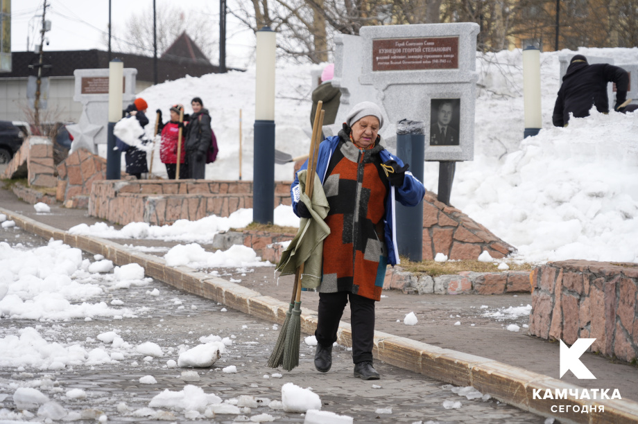Четвёртый весенний субботник прошёл в Петропавловске-Камчатском. ИА Камчатка. Фотография 10