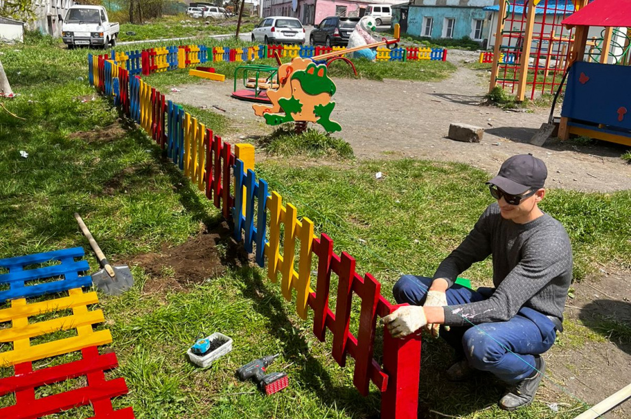 Детские площадки ремонтируют в Петропавловске-Камчатском. Фото: pkgo.ru