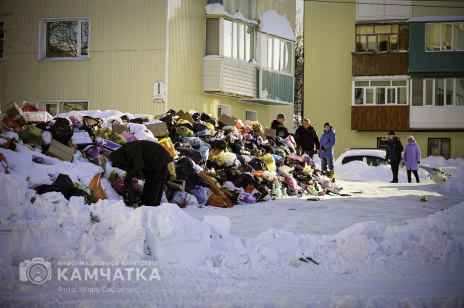 Коммунальные службы Камчатки продолжают бороться со снежными завалами (фоторепортаж). . Фотография 11