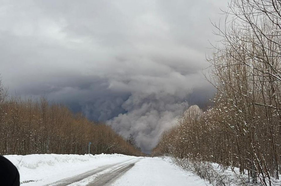 Рейсовый автобус из Усть-Камчатска вернулся в поселок из-за извержения Шивелуча. 