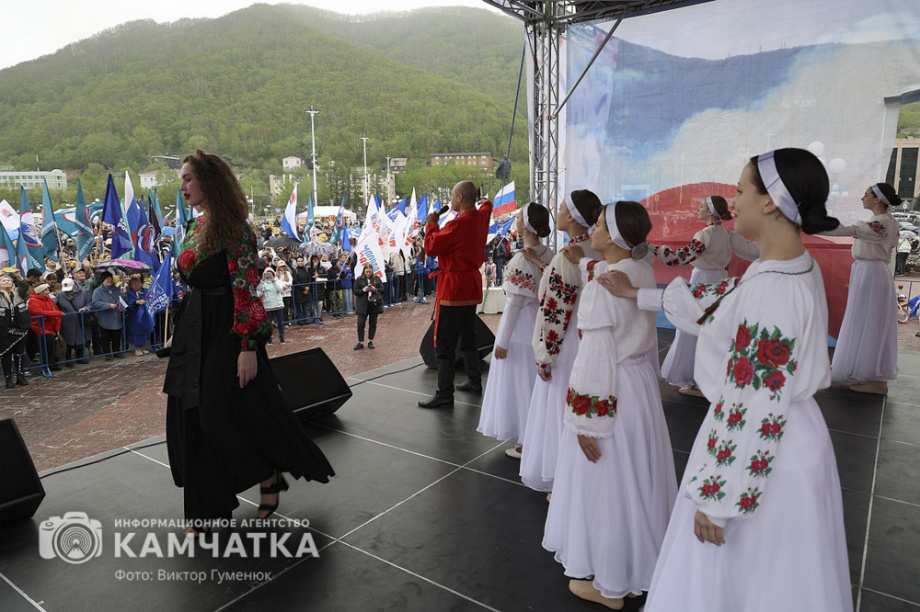 День России отметили на Камчатке многонационально, с митингом, концертом и детскими забавами. . Фотография 17