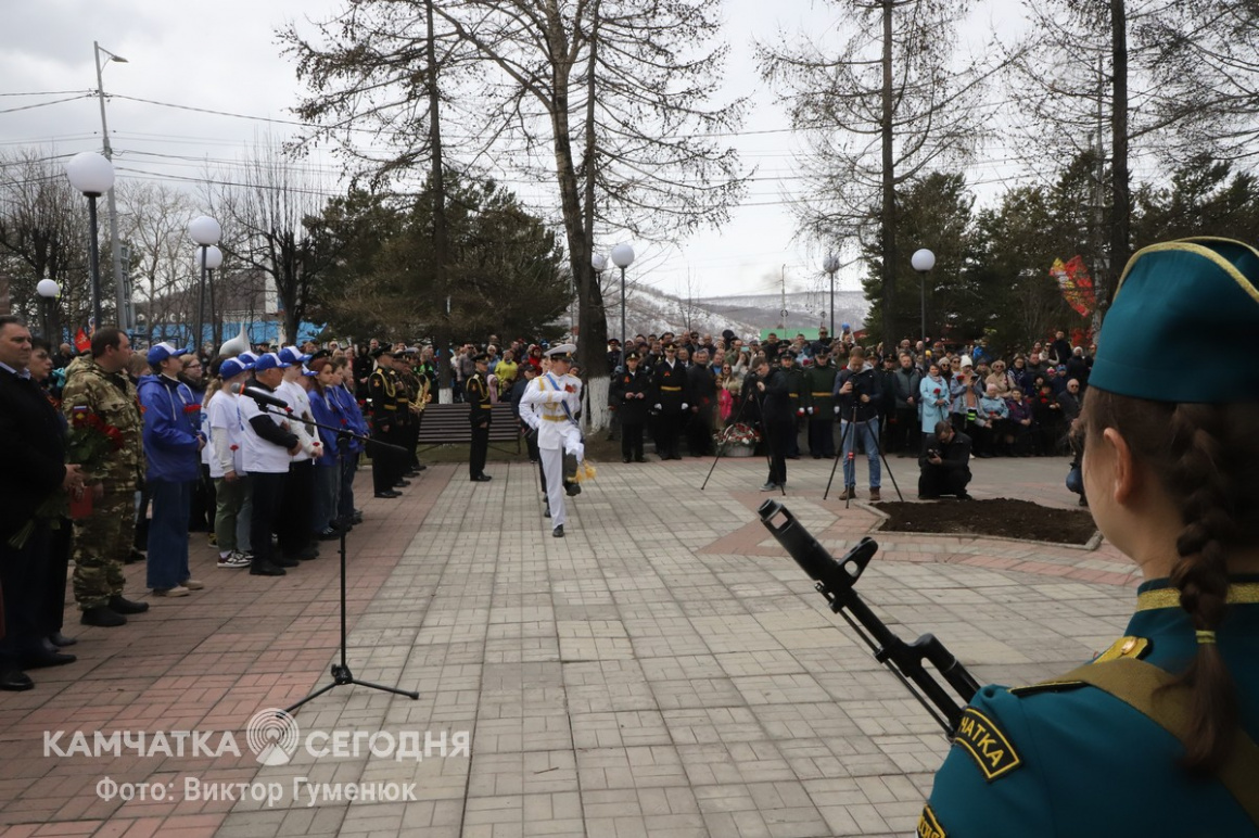 Торжественный митинг «Помним и гордимся» прошел в Елизове. Фоторепортаж. фото: Виктор Гуменюк. Фотография 45