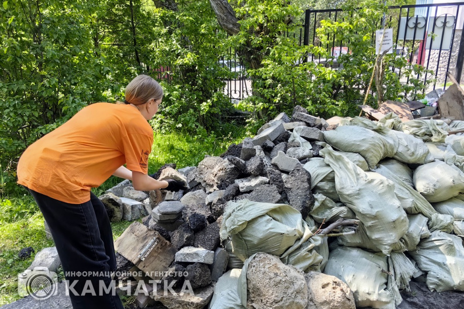 Молодежный субботник прошел в детском парке Петропавловска. фото: ИА "Камчатка". Фотография 8