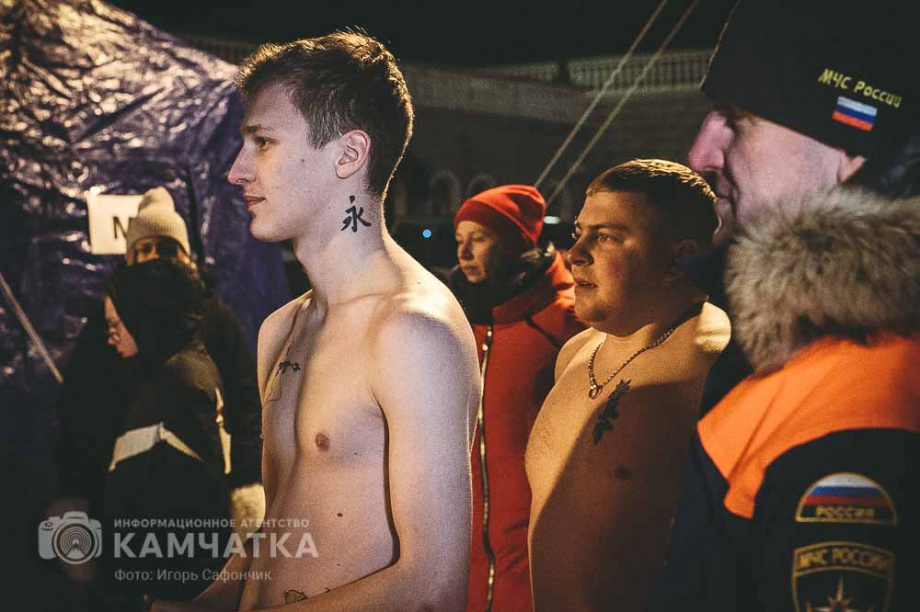 Крещенские купания в Петропавловске-Камчатском: испытание ледяной купелью. Фото: ИА «Камчатка». Фотография 11