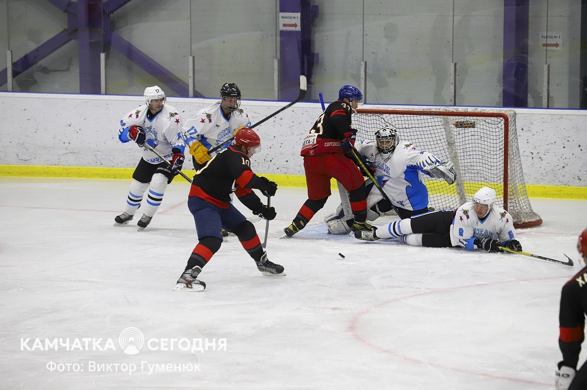 Чемпионат по хоккею среди взрослых команд стартовал на Камчатке. Фото: Виктор Гуменюк\ИА "Камчатка". Фотография 13
