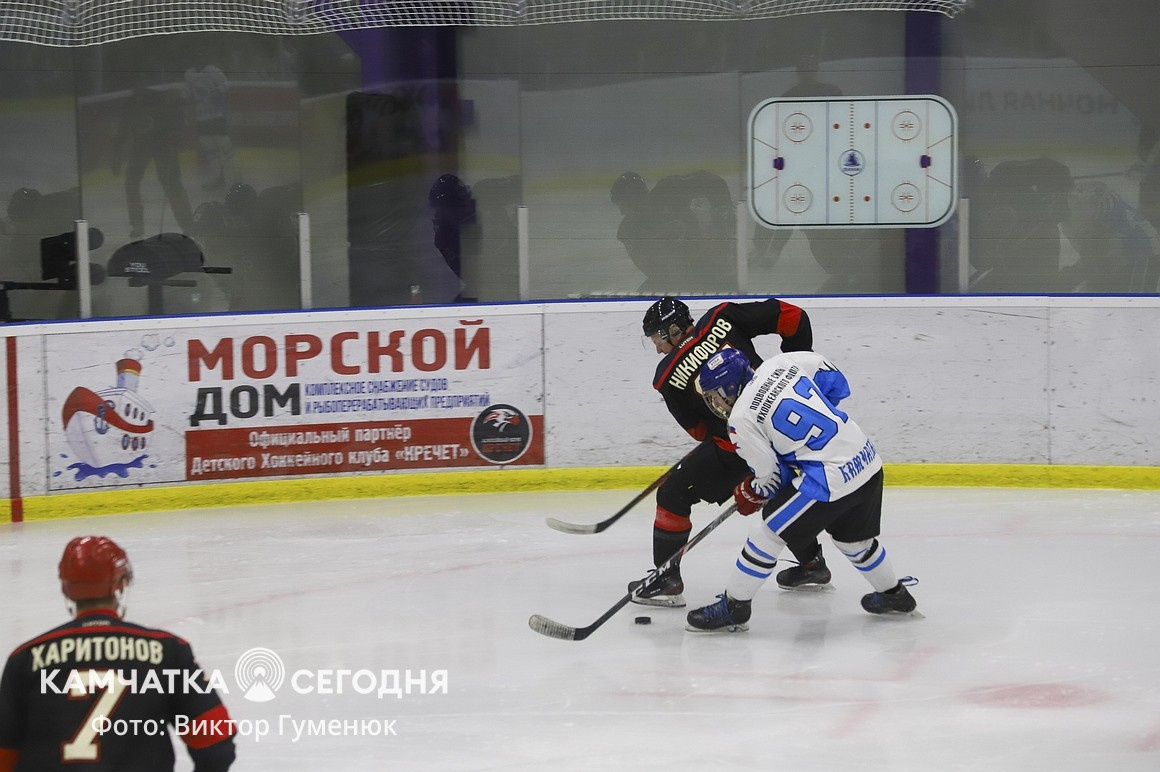 Чемпионат по хоккею среди взрослых команд стартовал на Камчатке. Фото: Виктор Гуменюк\ИА "Камчатка". Фотография 9
