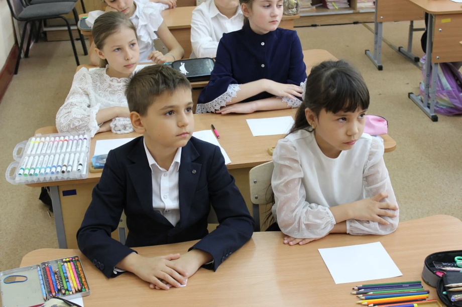Второклассники Камчатки нарисовали открытки с напутствиями для выпускников. . Фотография 3