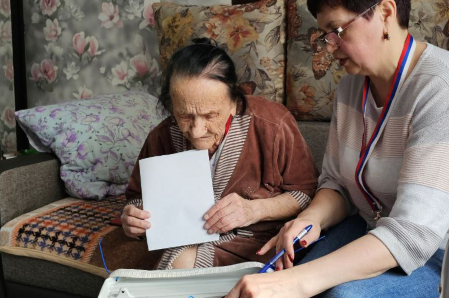 Долгожительница из посёлка Раздольного и камчатский ветеран Великой Отечественной проголосовала на выборах. Фото: администрация ЕМР. Фотография 1