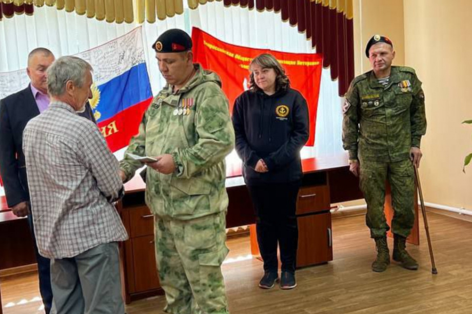 Памятные знаки «Семье погибшего защитника Отечества» доставили на Камчатку. Их вручают родственникам. Фото: филиал Фонда «Защитники Отечества». Фотография 5
