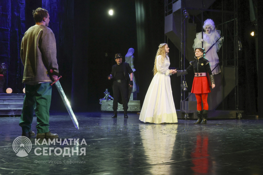 Пятьсот детей побывали на Губернаторской ёлке на Камчатке. Фото: ИА «Камчатка»/Игорь Сафончик. Фотография 84