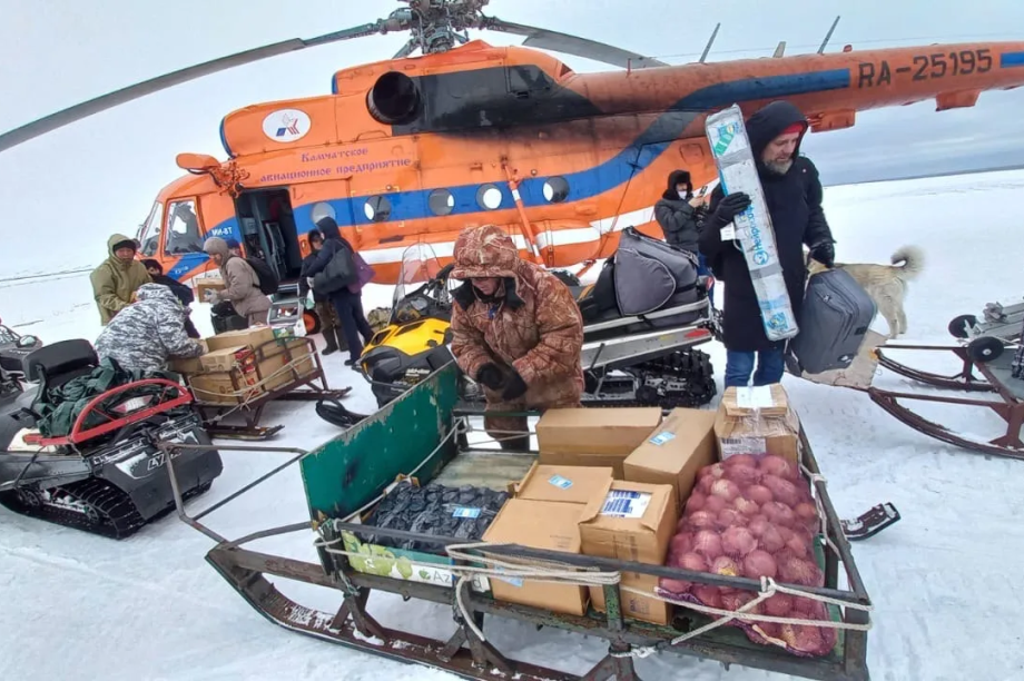 Вертолёт доставил 400 кг продуктов в отдалённое село Апука на Камчатке. Фото: Министерство по внутренней политике и развитию Корякского округа Камчатского края. Фотография 1